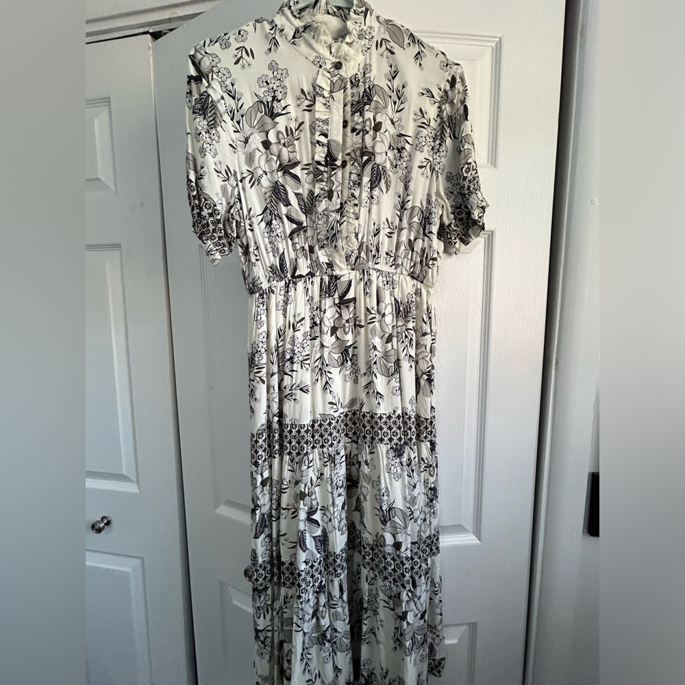 Beautiful flower pattern dress (M) 🌸